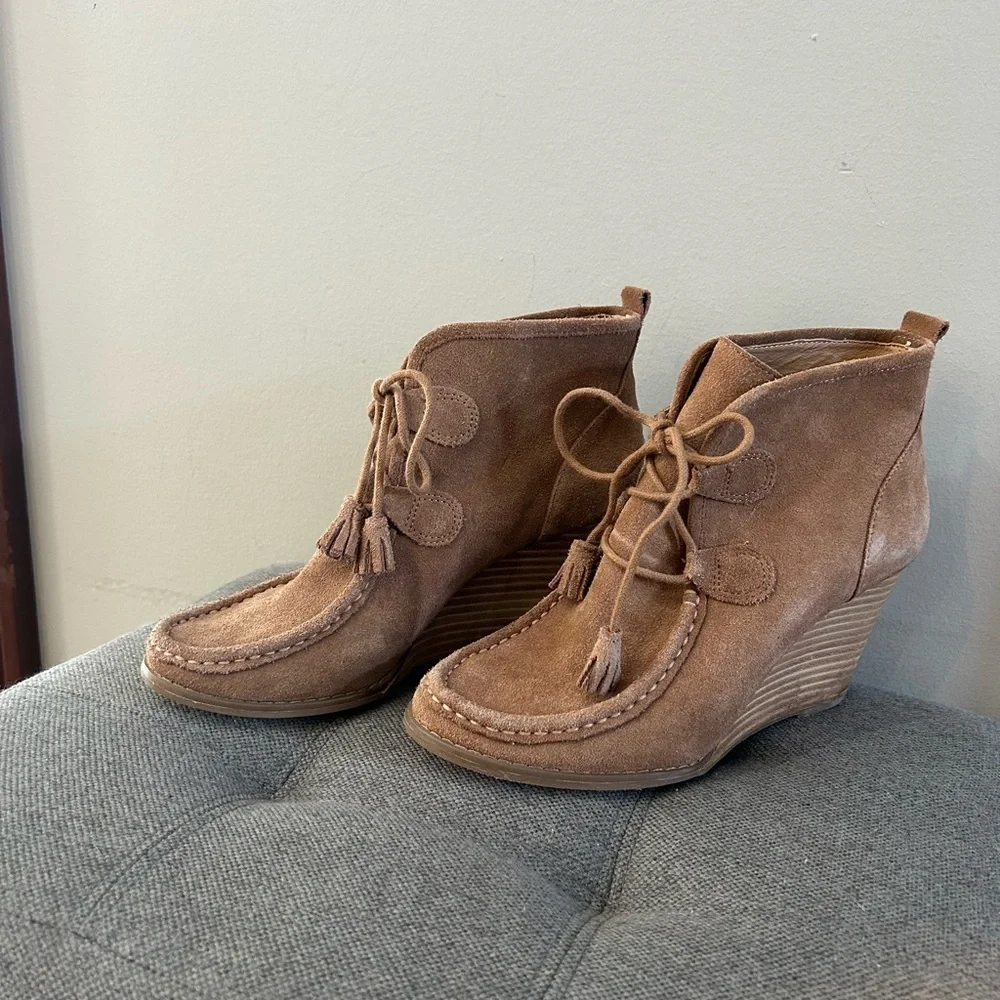 Lucky Brand Suede‎ Wedge Ankle Boots Lace-Up Taupe Size 8.5